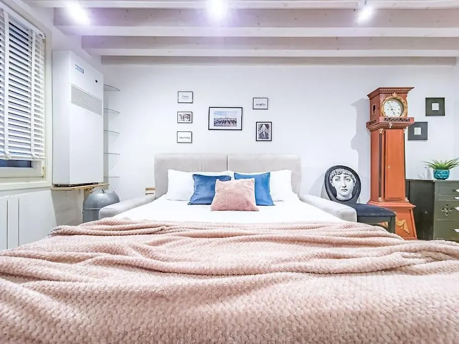 Апартаменты Serenissima Charming Home - In The Heart Of Венеция